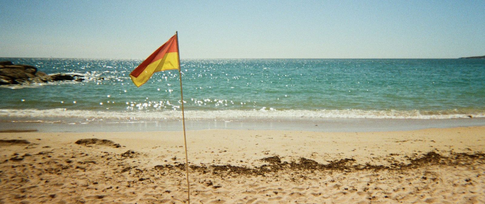 Colores de las banderas de playa: qué significan y cómo evitar riesgos
