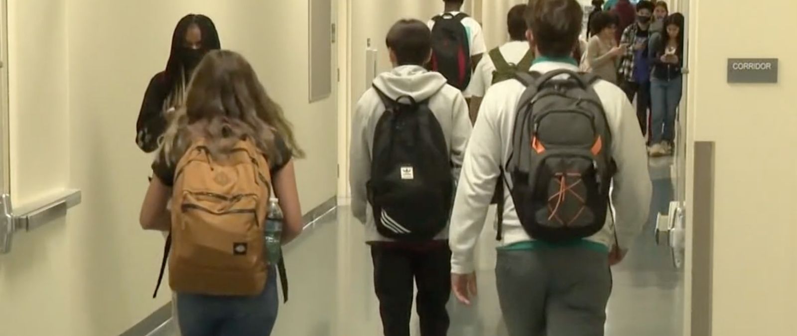 ¿Puede ICE entrar libremente a escuelas? No, Trump quitó protecciones, pero la orden judicial sigue siendo indispensable