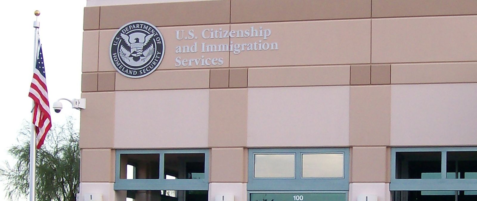 Algunos agentes de USCIS estarán armados a partir de octubre: te explicamos qué significa esto